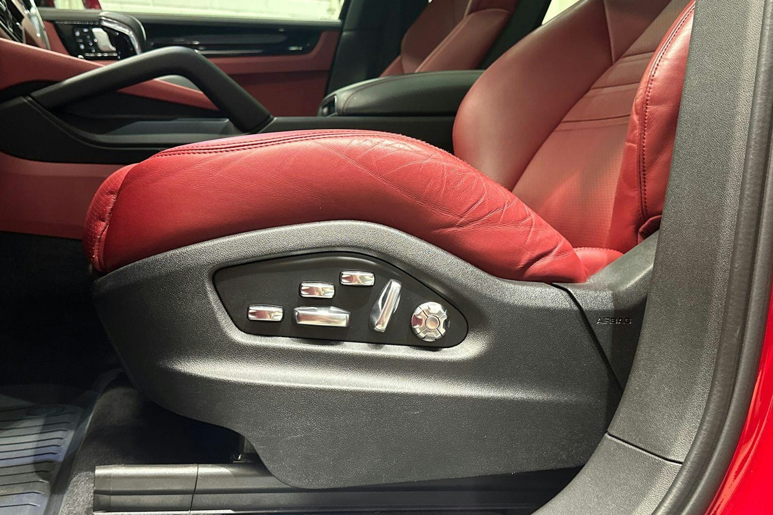 punainen Porsche Cayenne 2021 kuva 18.