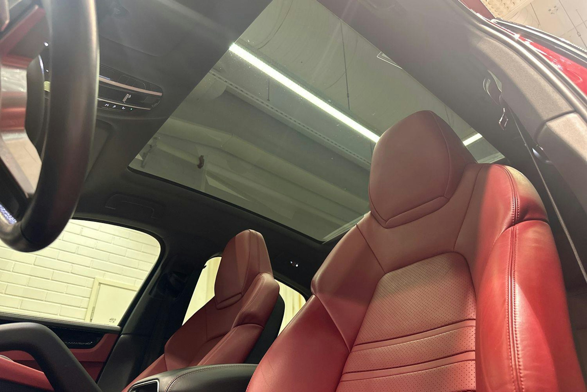 punainen Porsche Cayenne 2021 kuva 19.
