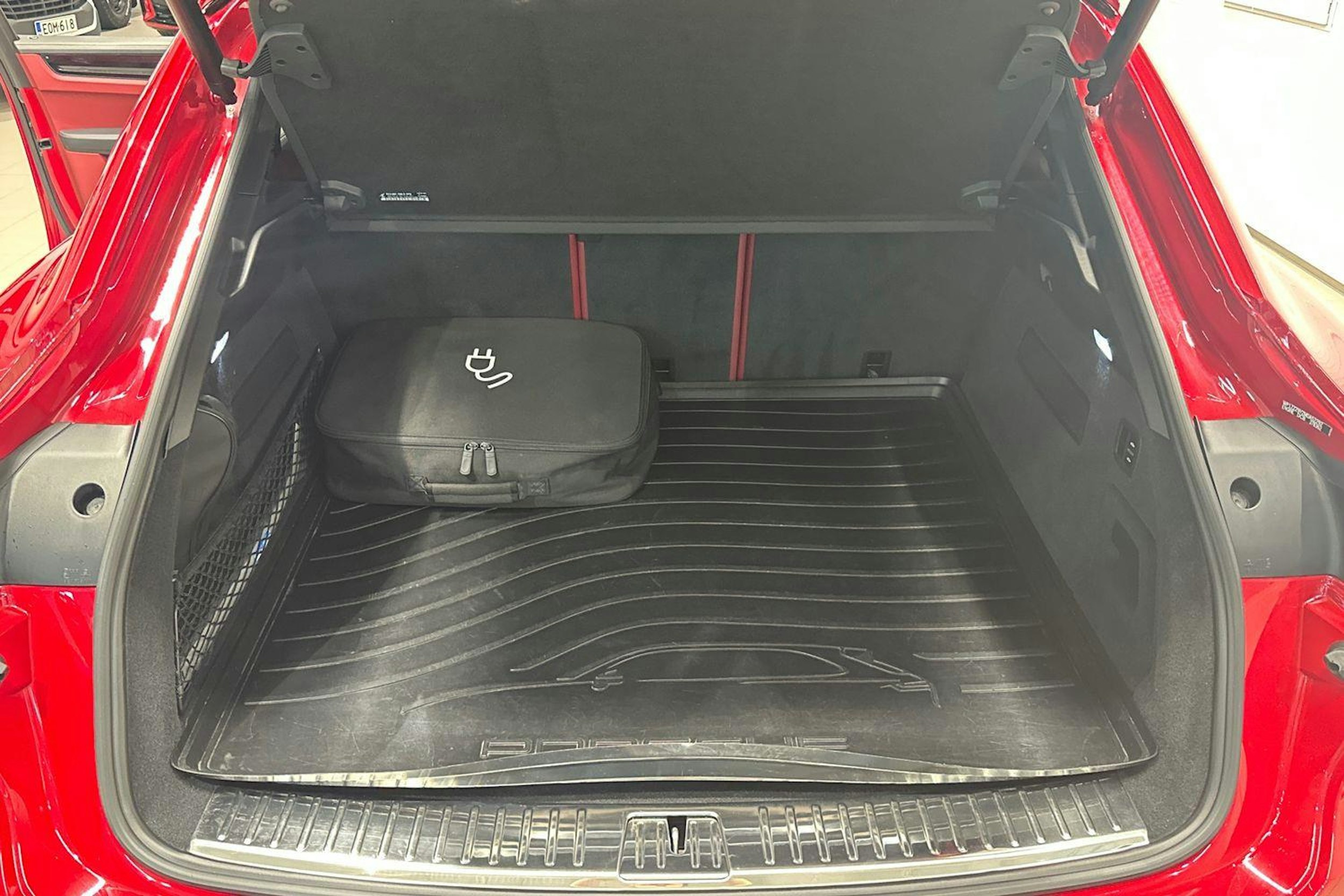 punainen Porsche Cayenne 2021 kuva 20.