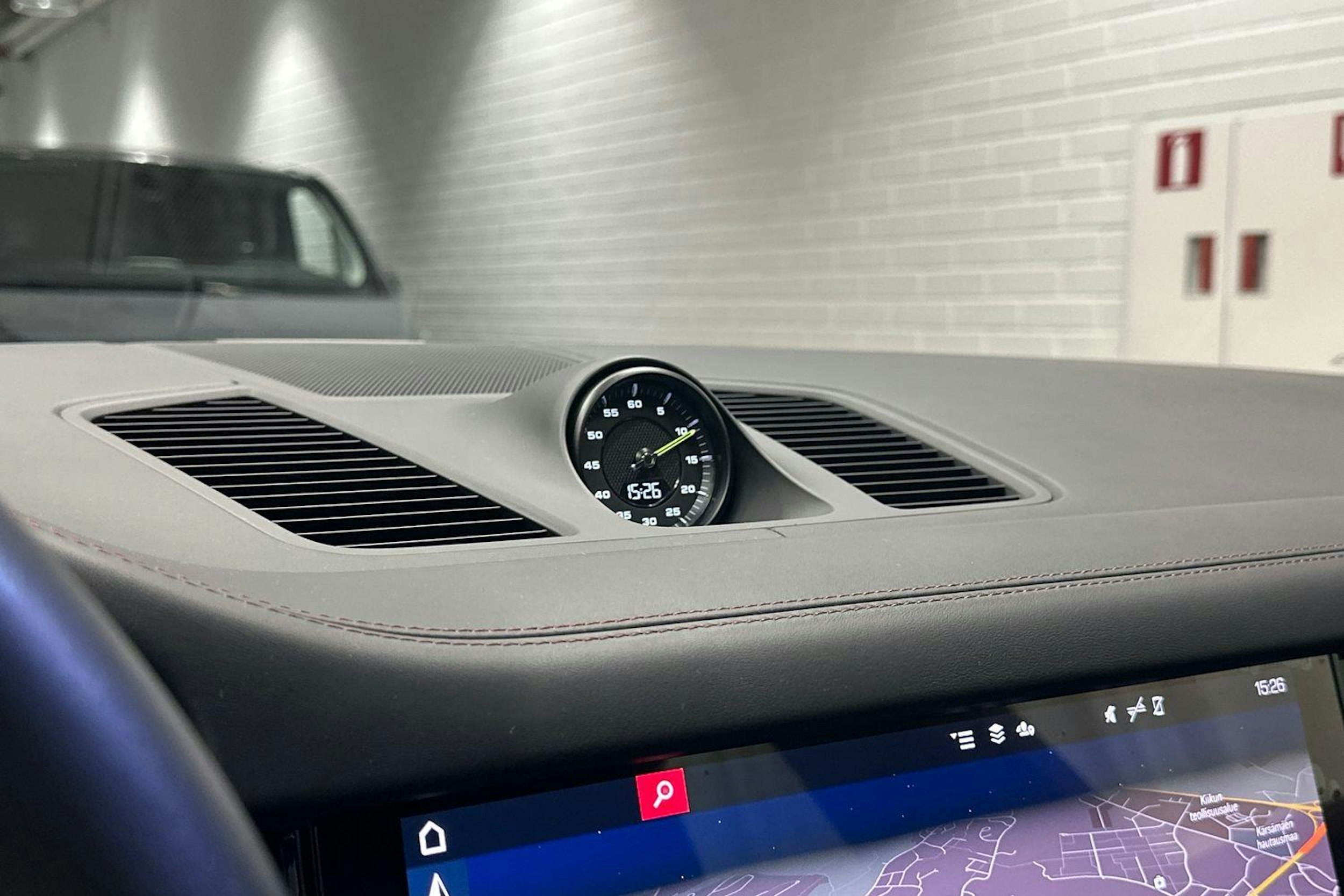 punainen Porsche Cayenne 2021 kuva 22.