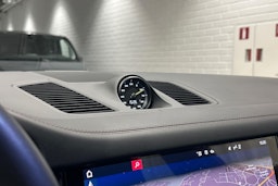 punainen Porsche Cayenne 2021 kuva 22.