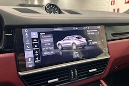punainen Porsche Cayenne 2021 kuva 23.