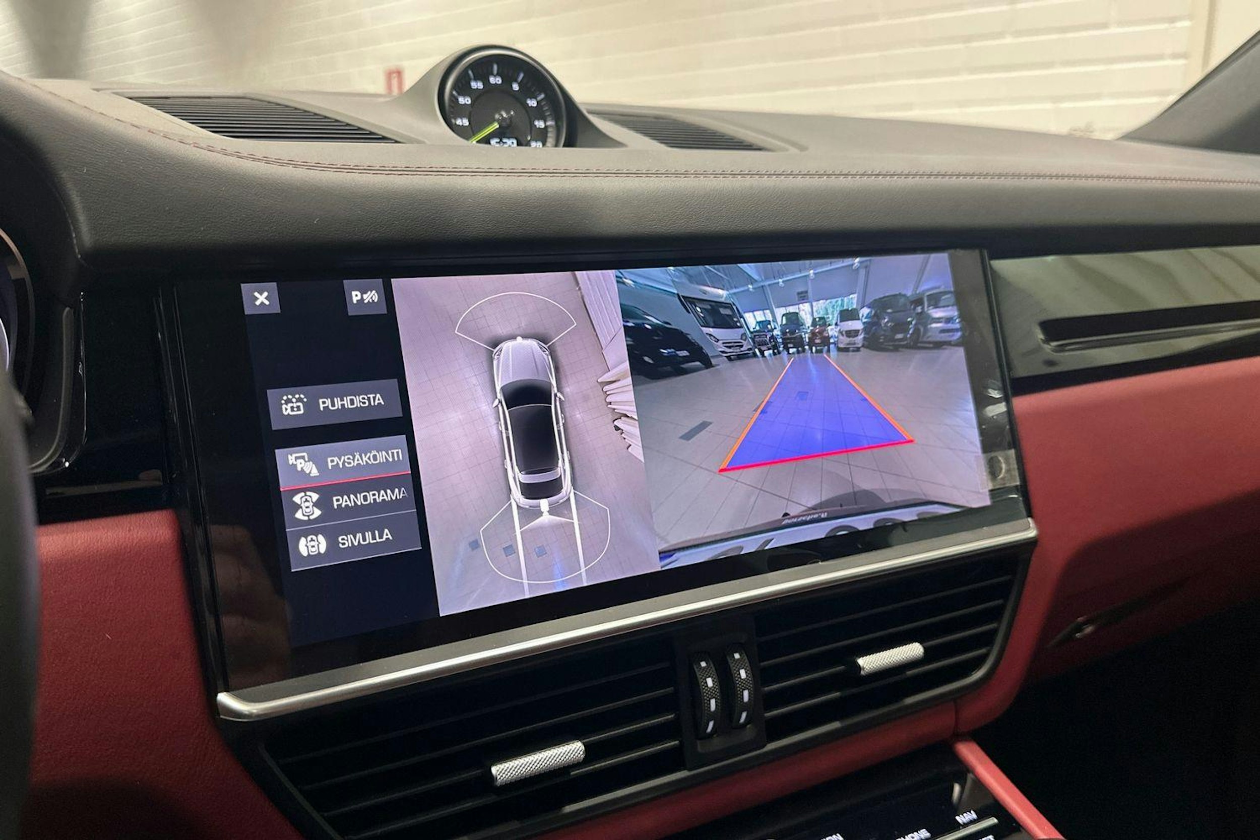 punainen Porsche Cayenne 2021 kuva 24.