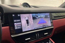 punainen Porsche Cayenne 2021 kuva 24.
