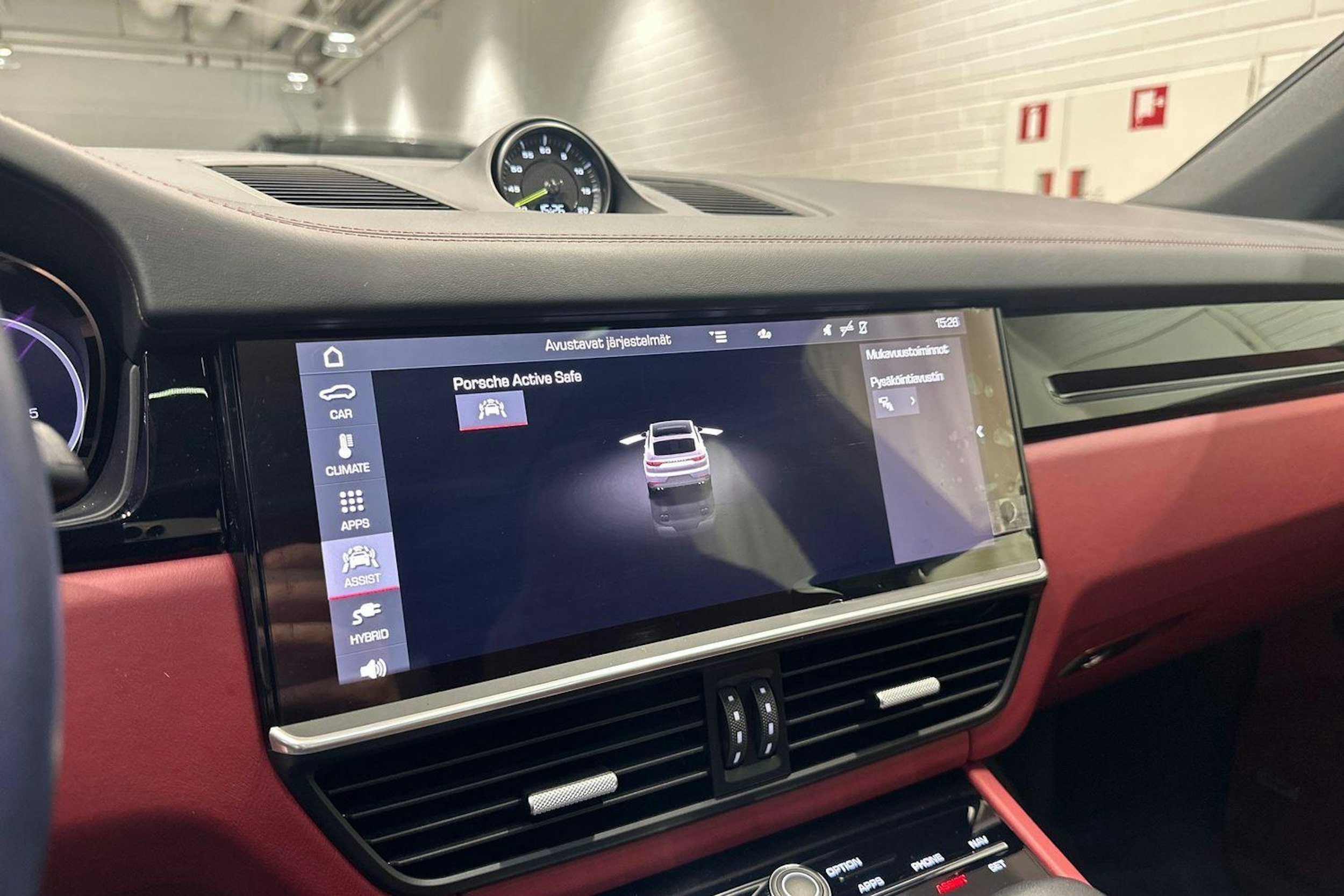 punainen Porsche Cayenne 2021 kuva 25.