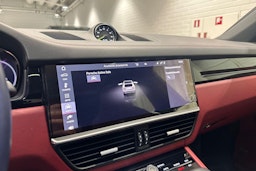 punainen Porsche Cayenne 2021 kuva 25.
