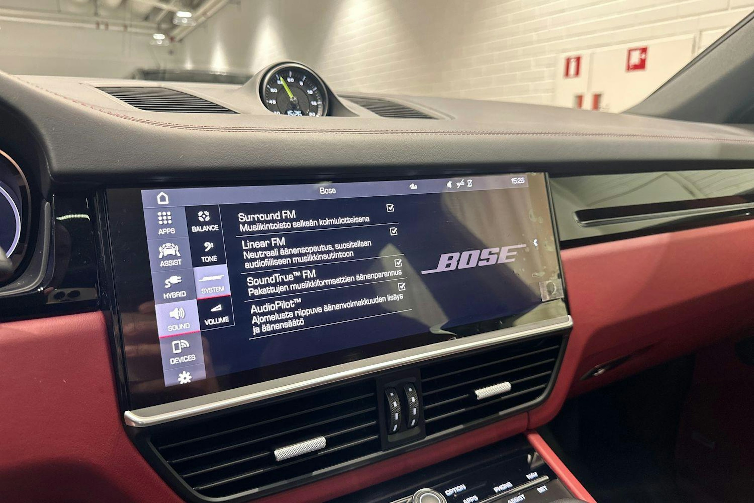 punainen Porsche Cayenne 2021 kuva 26.