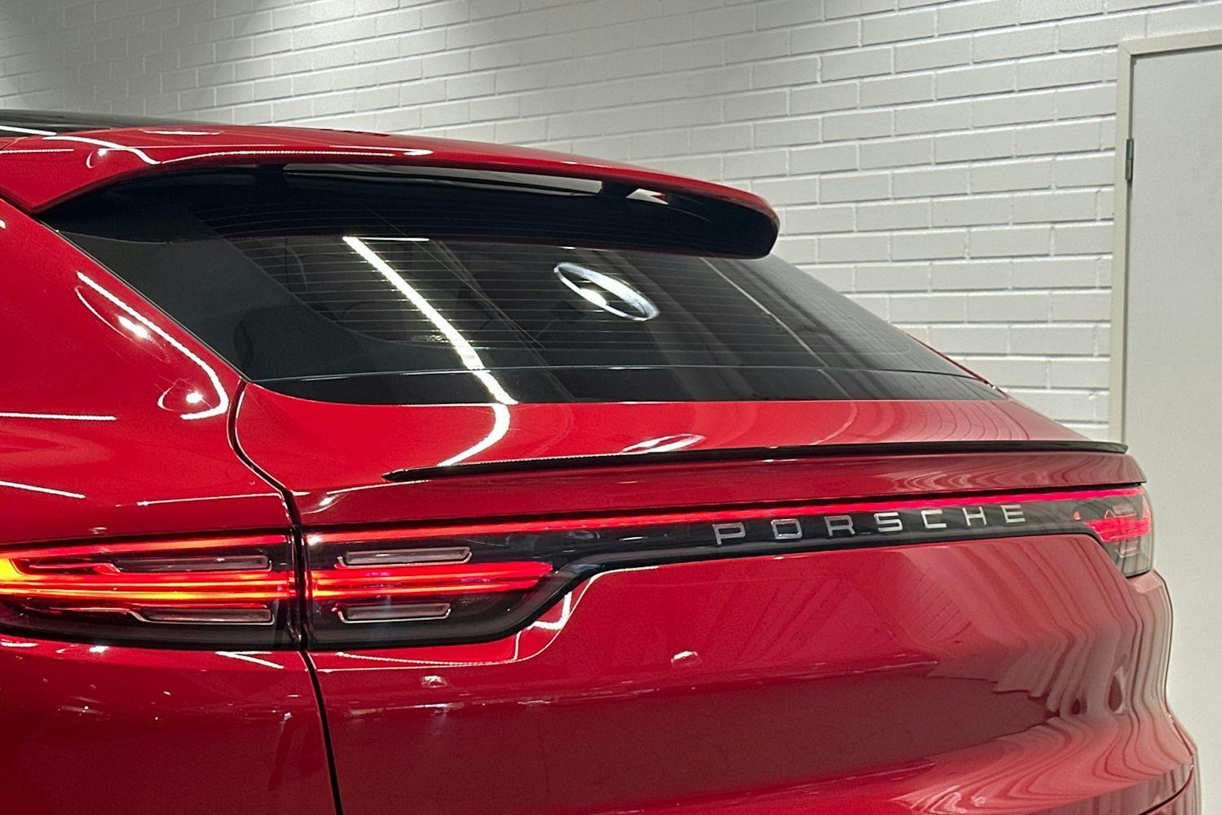 punainen Porsche Cayenne 2021 kuva 27.