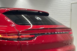 punainen Porsche Cayenne 2021 kuva 27.