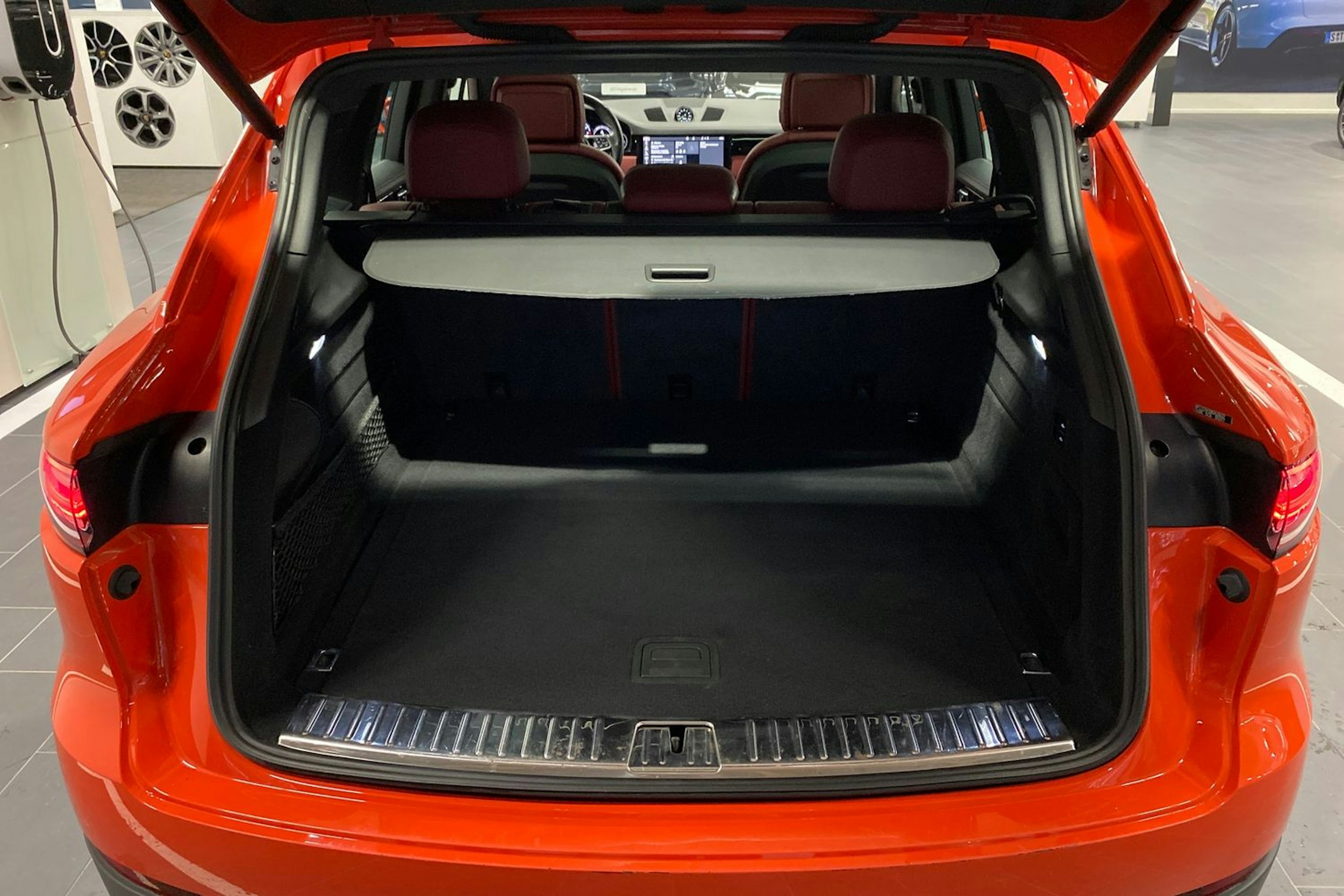 met. Oranssi Porsche Cayenne 2021 kuva 12.