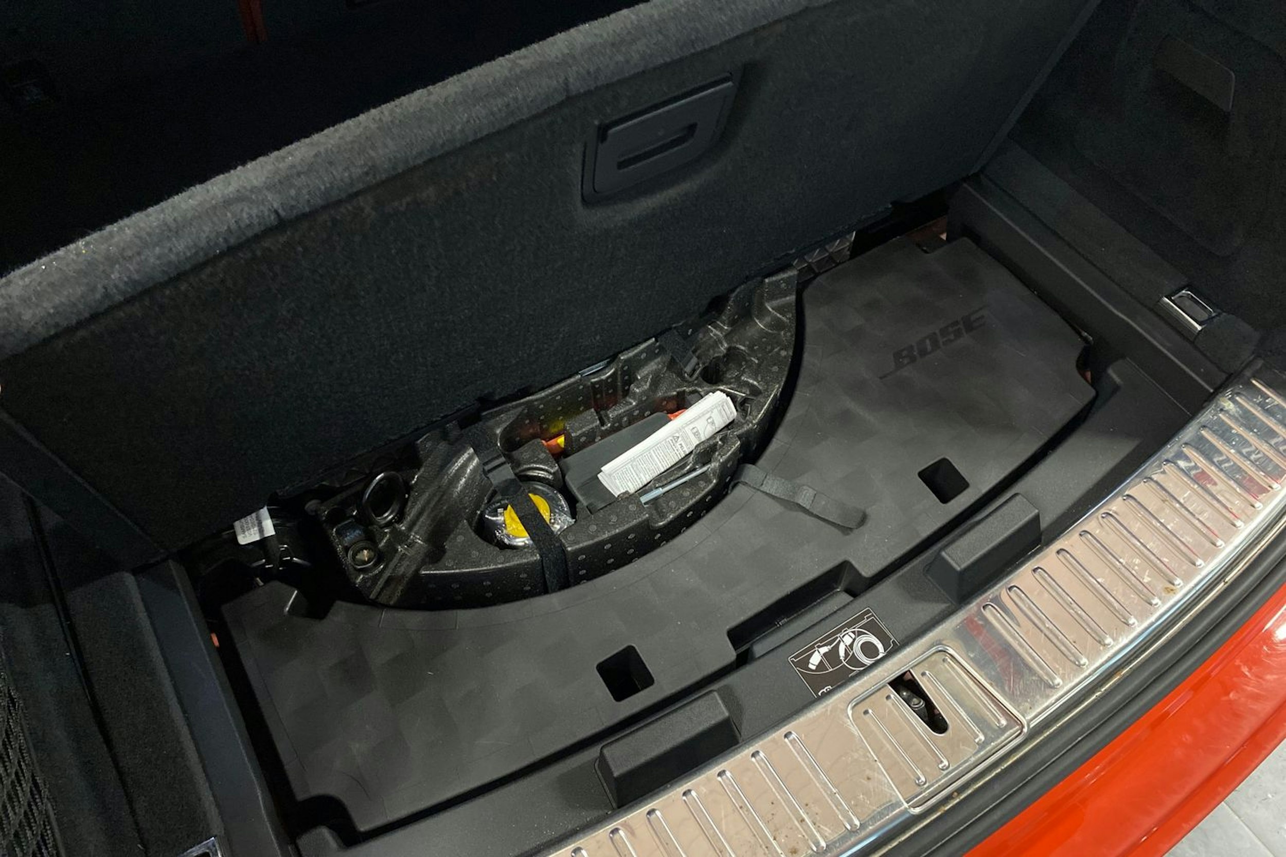 met. Oranssi Porsche Cayenne 2021 kuva 13.