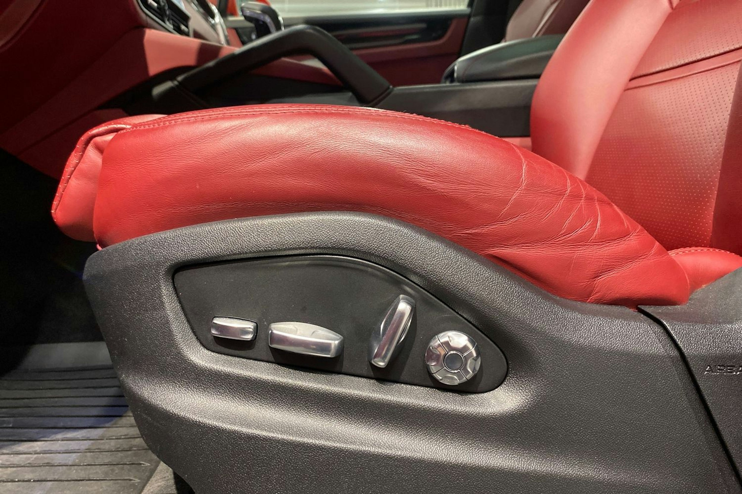 met. Oranssi Porsche Cayenne 2021 kuva 16.