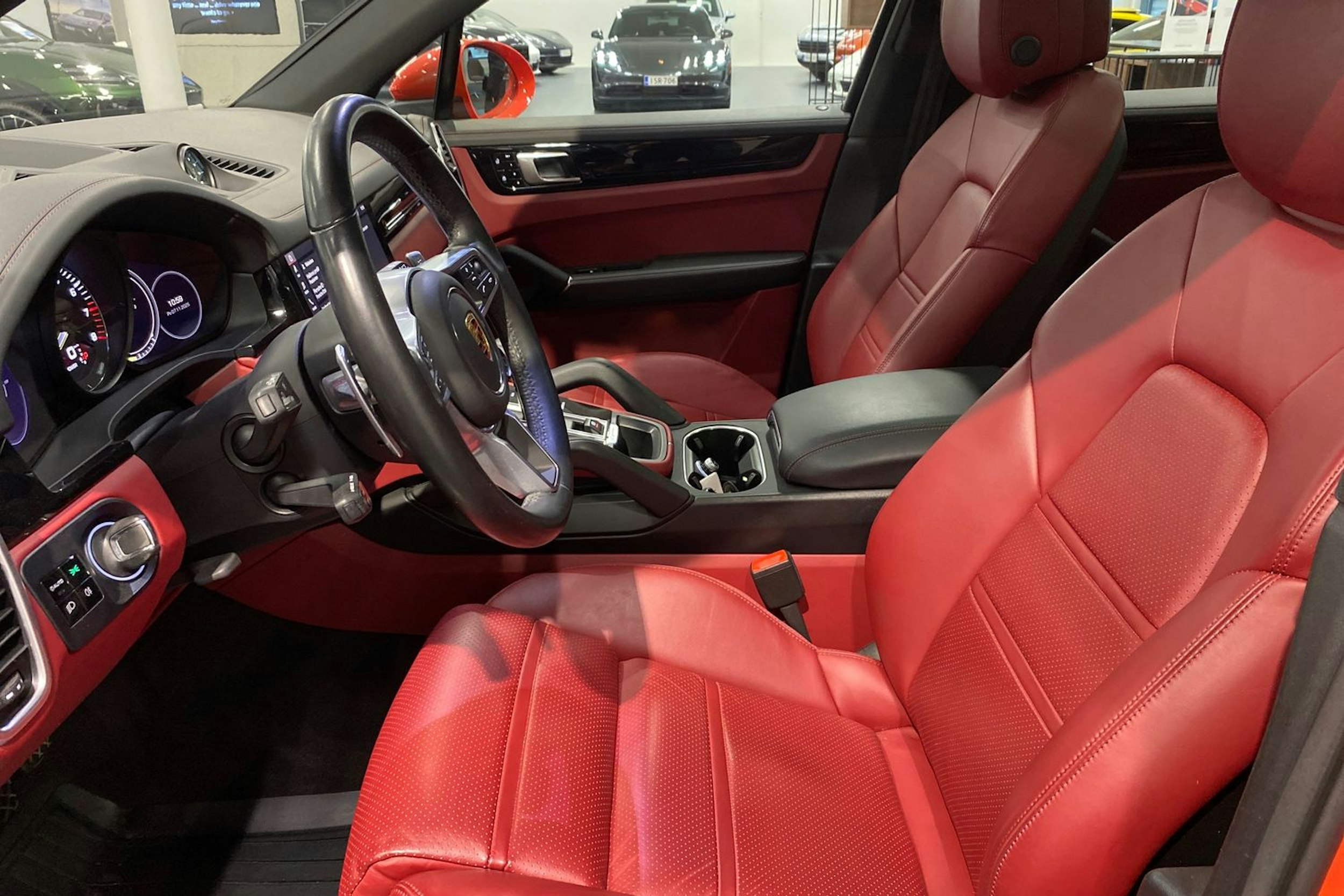 met. Oranssi Porsche Cayenne 2021 kuva 17.