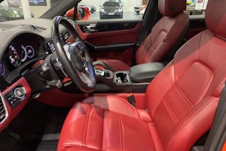 met. Oranssi Porsche Cayenne 2021 kuva 17.