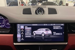 met. Oranssi Porsche Cayenne 2021 kuva 19.