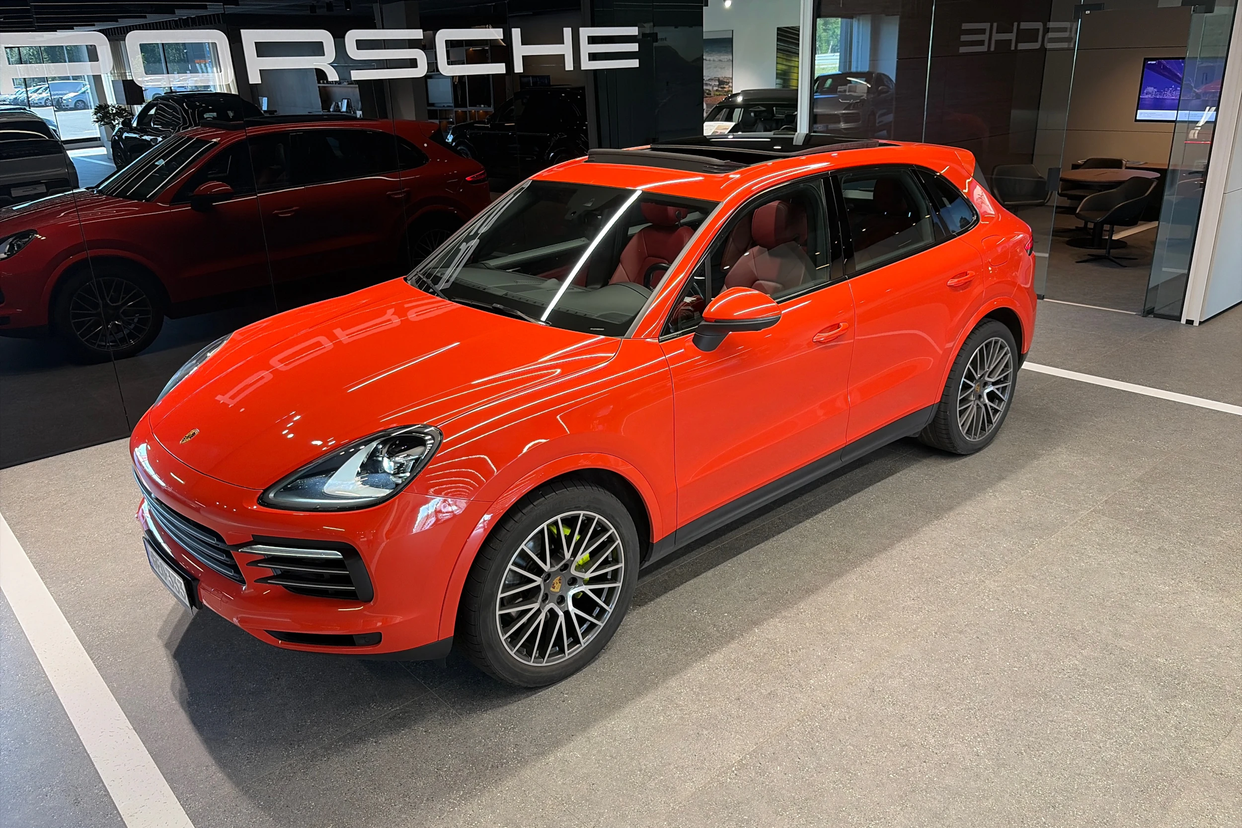 met. Oranssi Porsche Cayenne 2021 kuva 29.