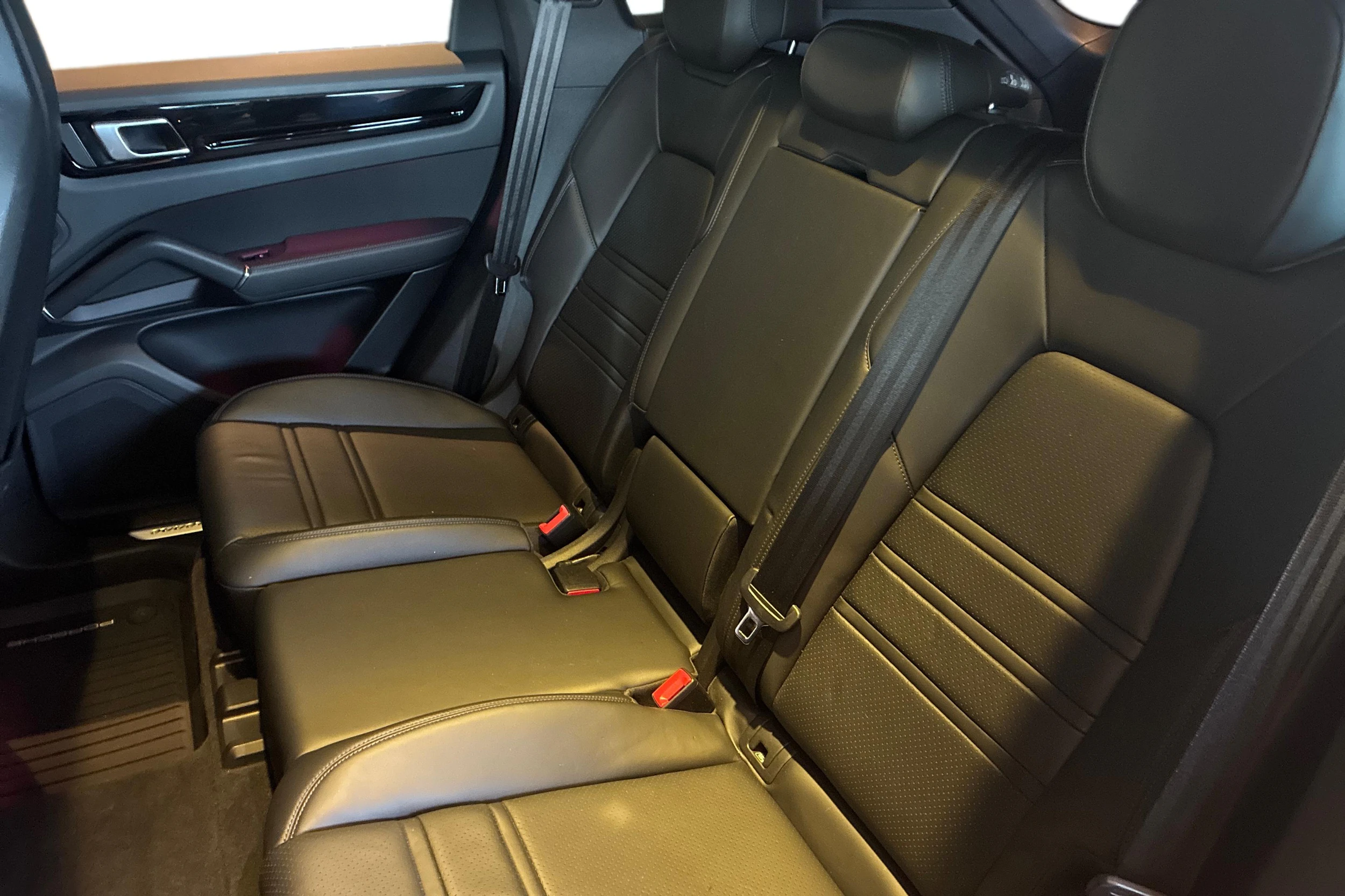 musta Porsche Cayenne 2021 kuva 8.