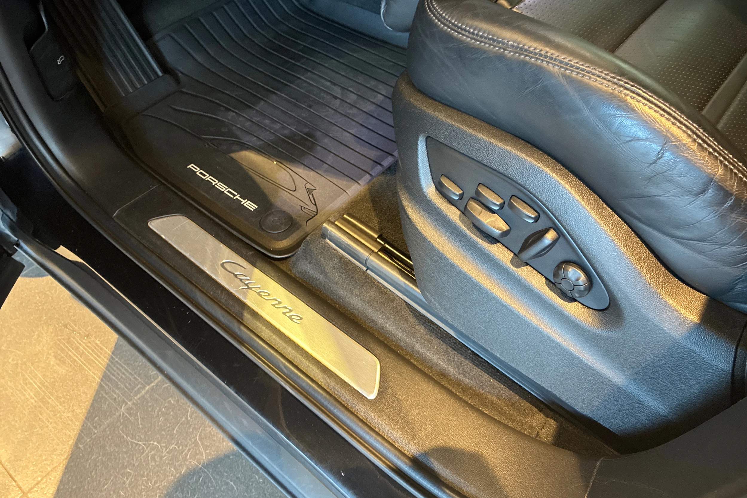 musta Porsche Cayenne 2021 kuva 13.