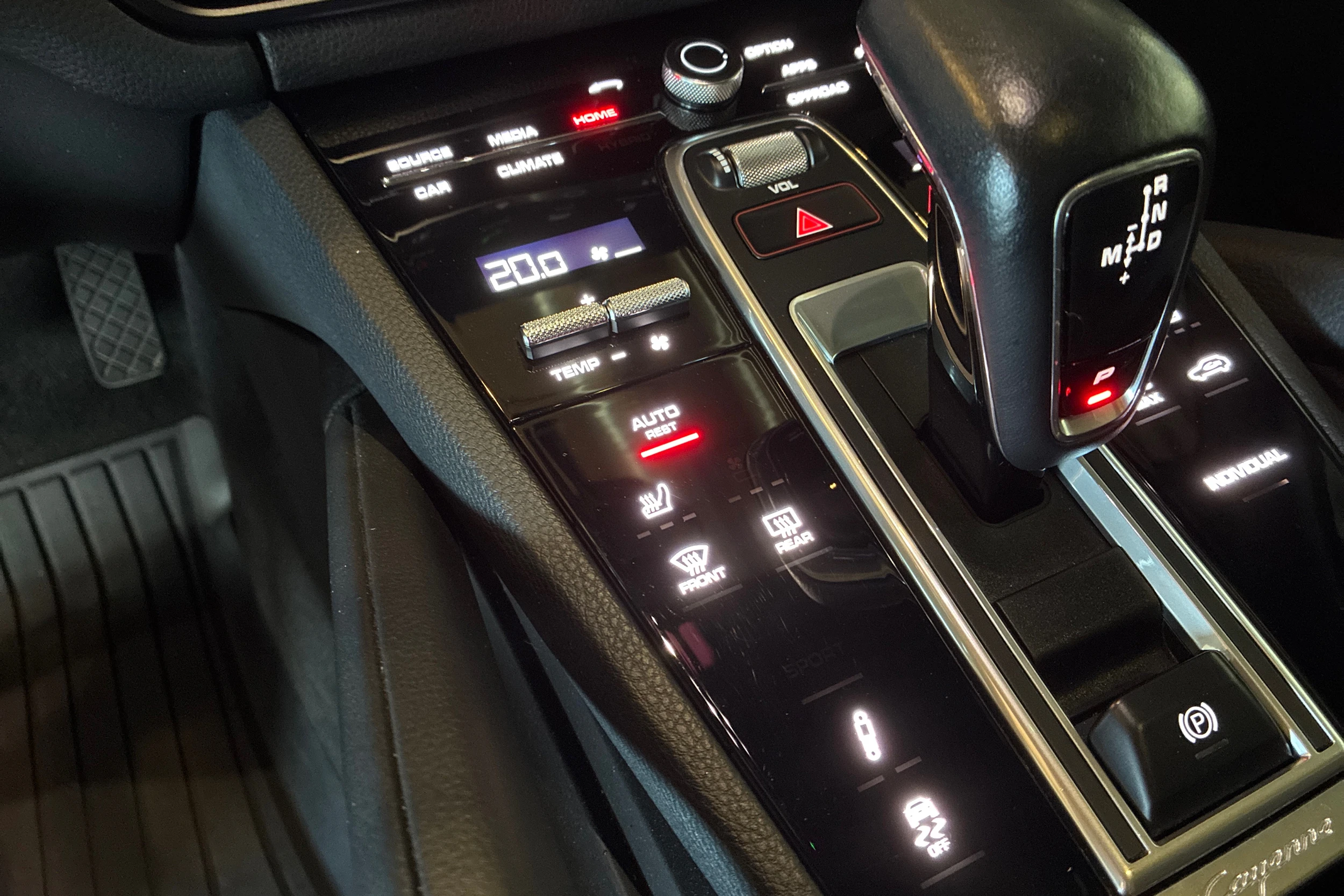 musta Porsche Cayenne 2021 kuva 18.