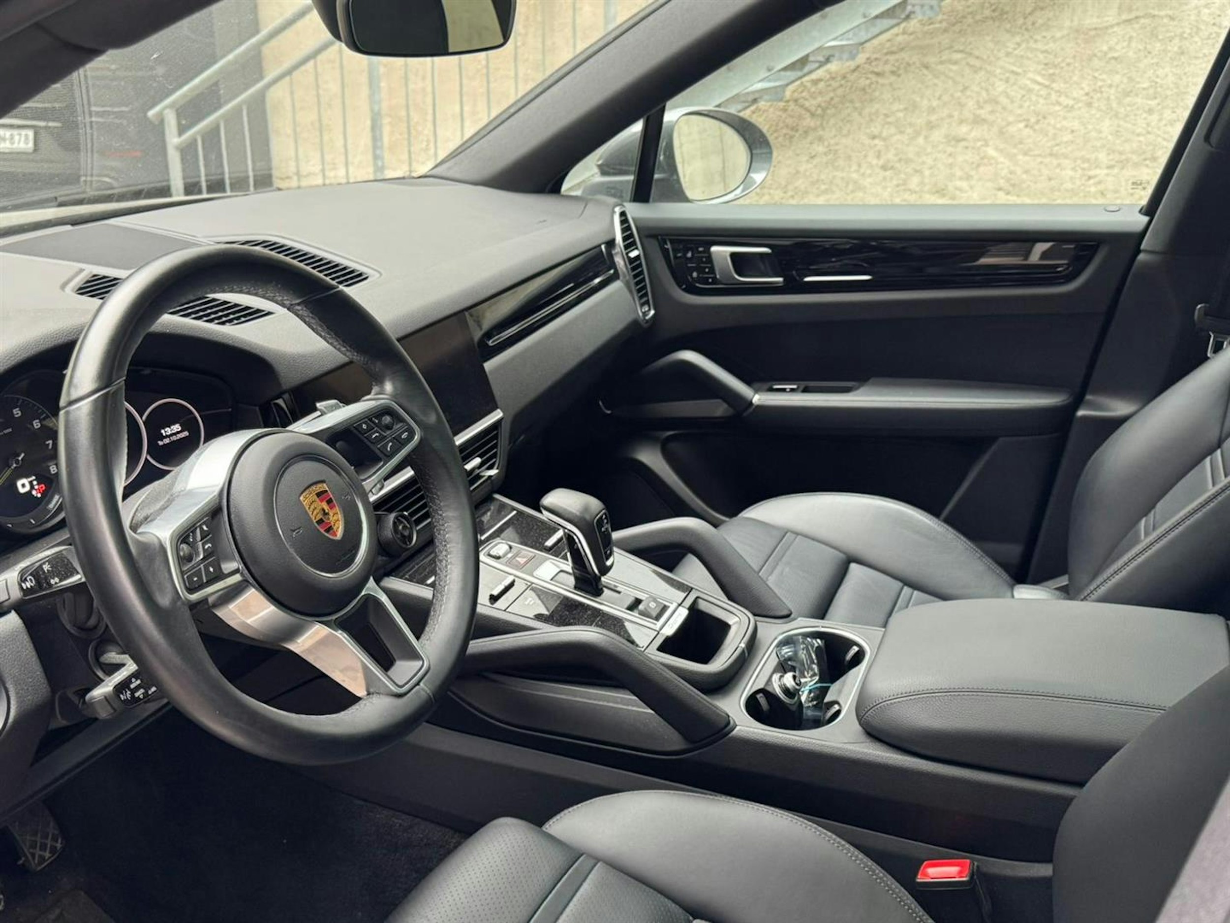 Harmaa Porsche Cayenne 2021 kuva 5.