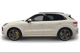 valkoinen Porsche Cayenne 2021 kuva 5.