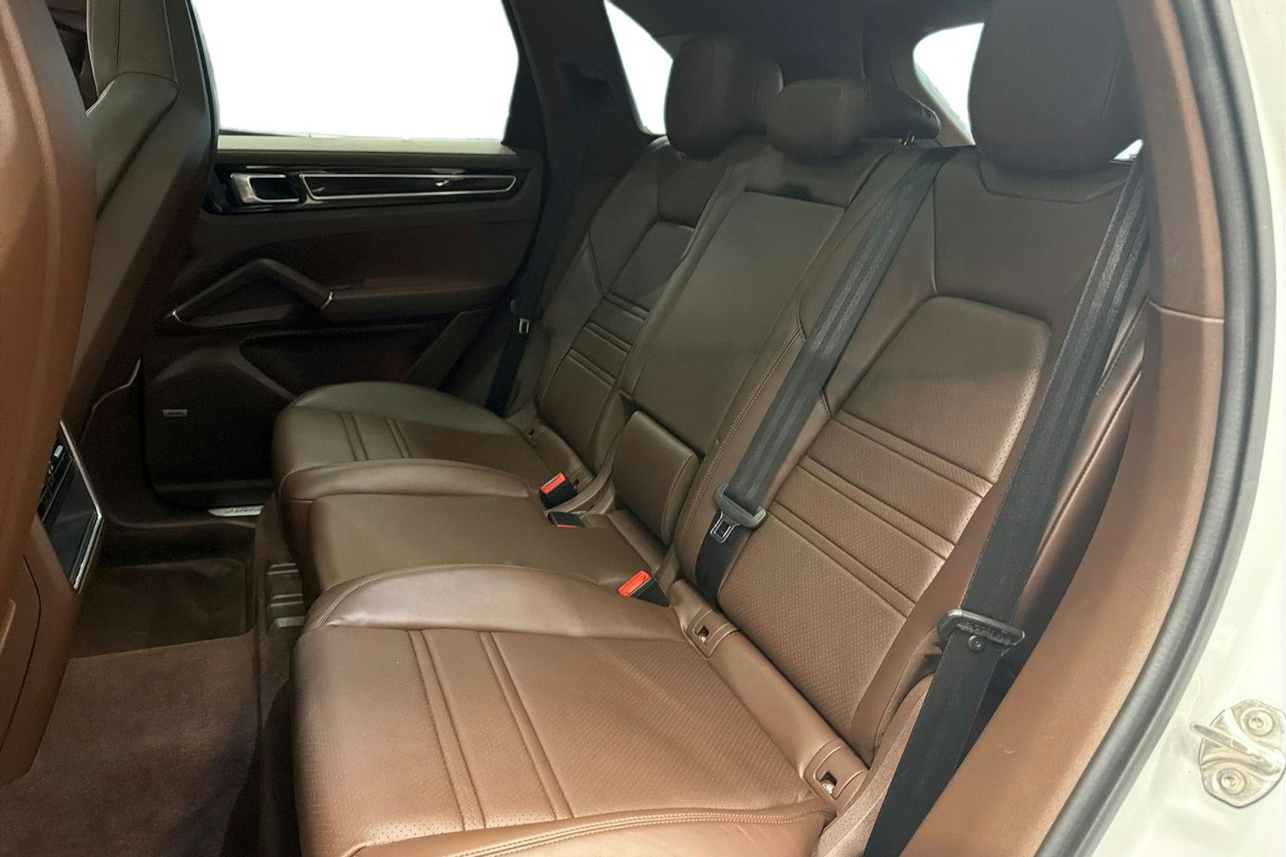 valkoinen Porsche Cayenne 2021 kuva 8.