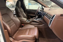 valkoinen Porsche Cayenne 2021 kuva 11.