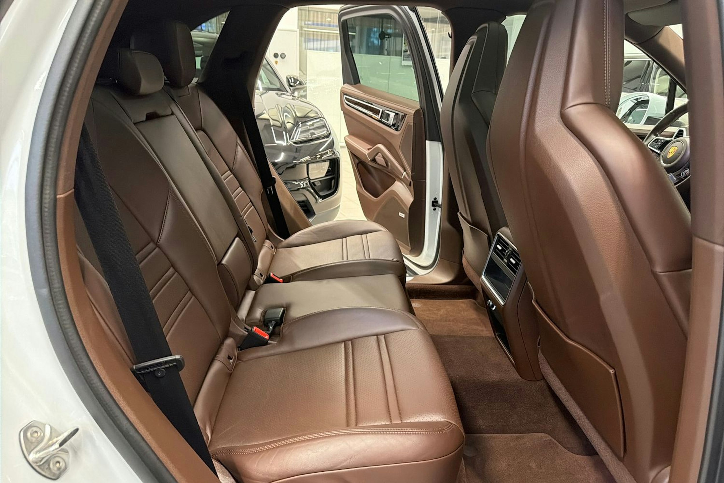 valkoinen Porsche Cayenne 2021 kuva 12.