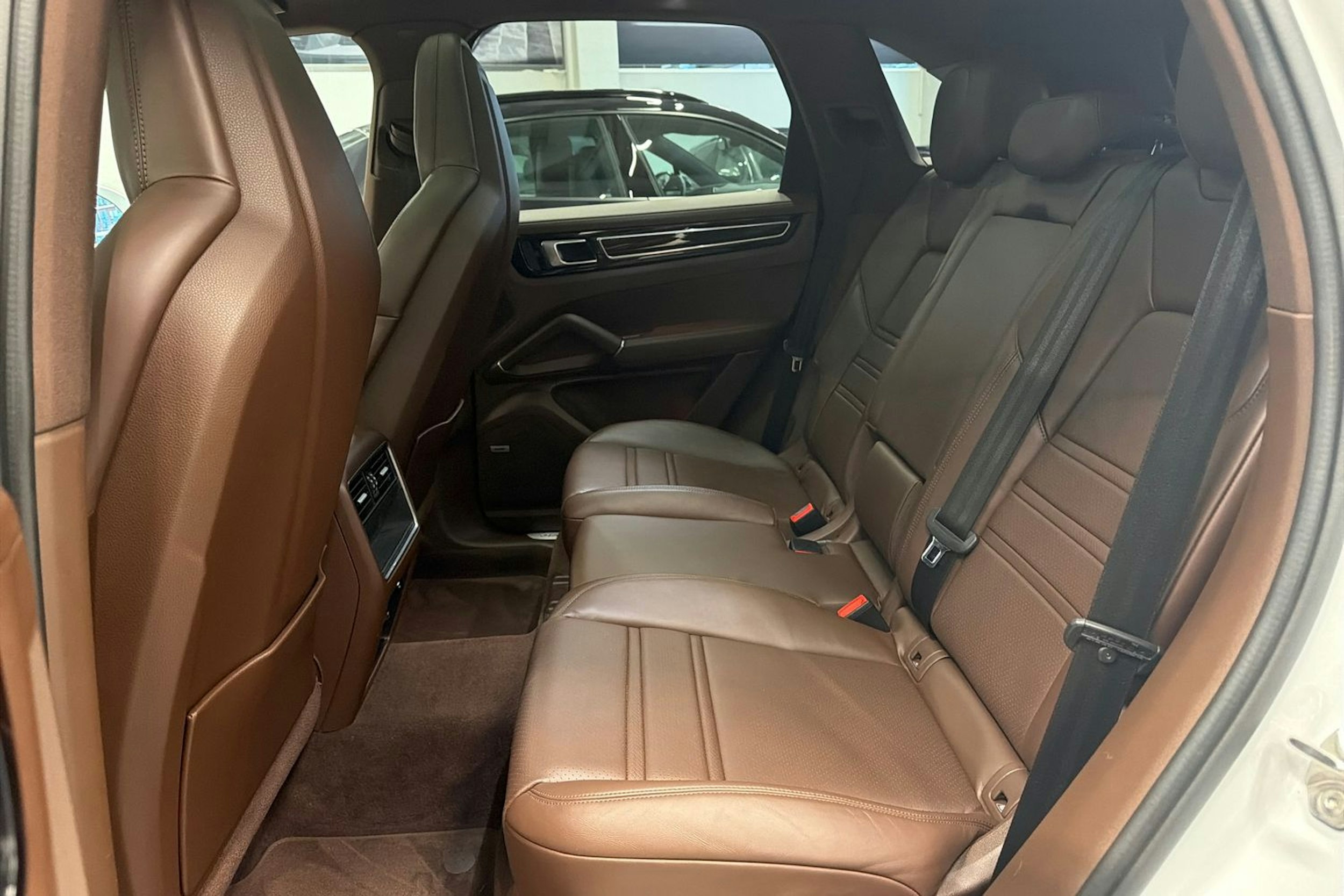 valkoinen Porsche Cayenne 2021 kuva 13.