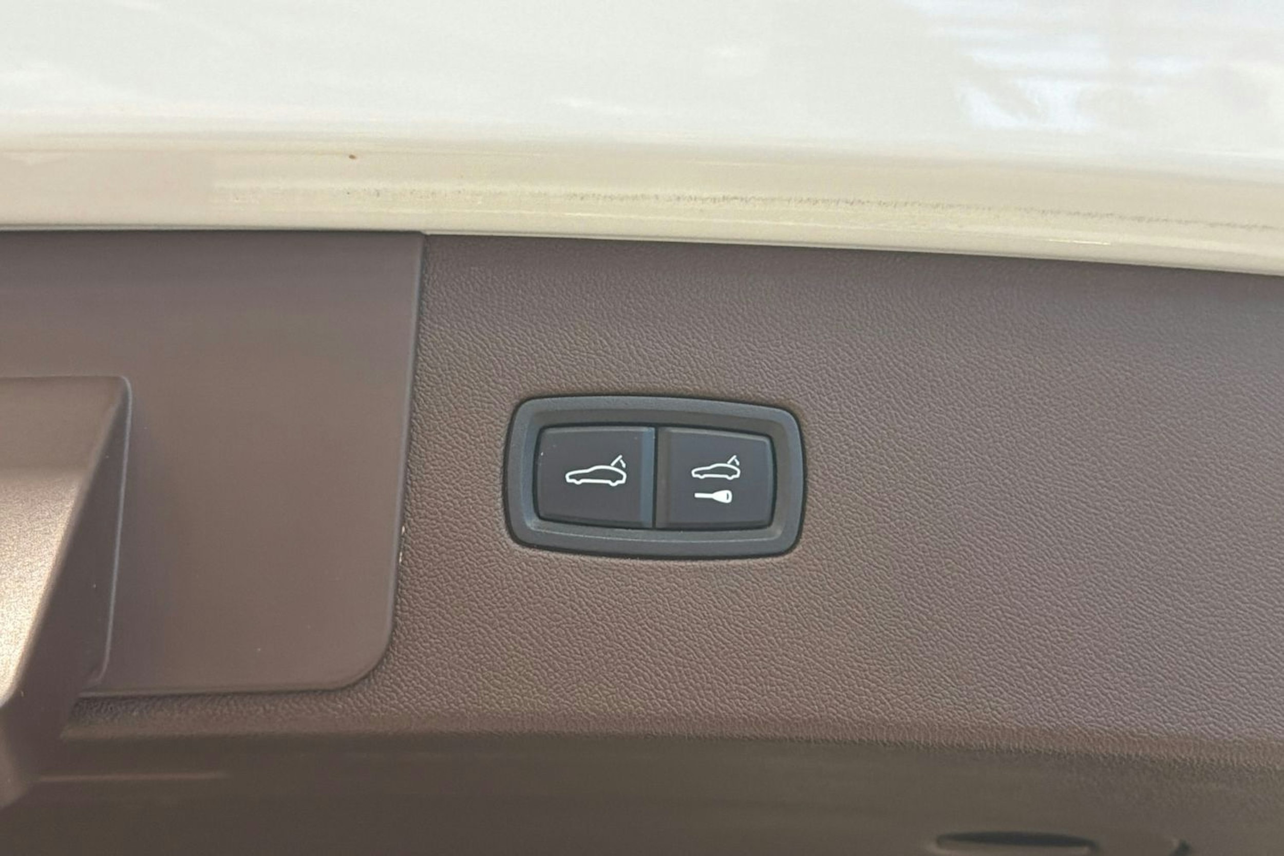 valkoinen Porsche Cayenne 2021 kuva 17.