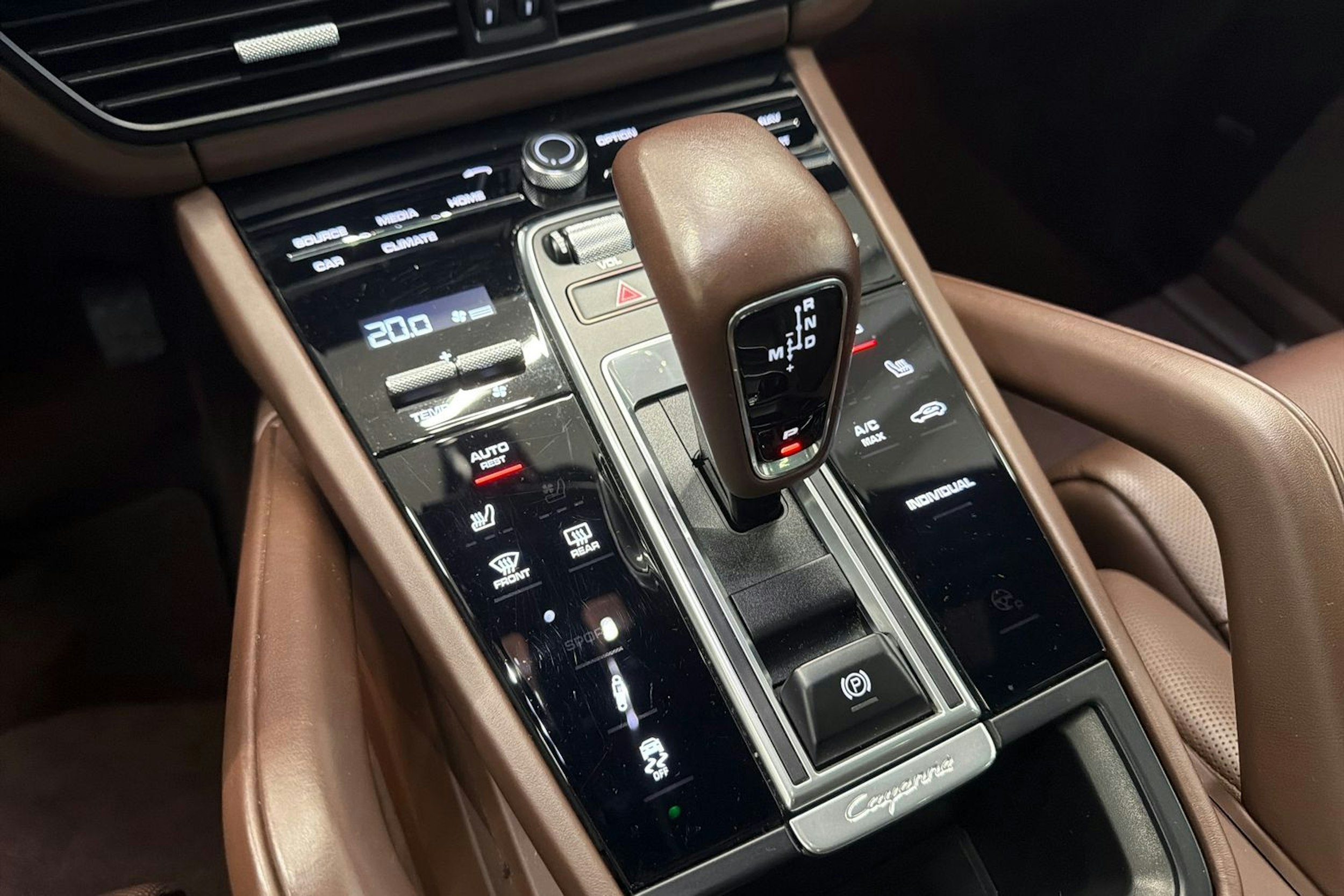 valkoinen Porsche Cayenne 2021 kuva 20.