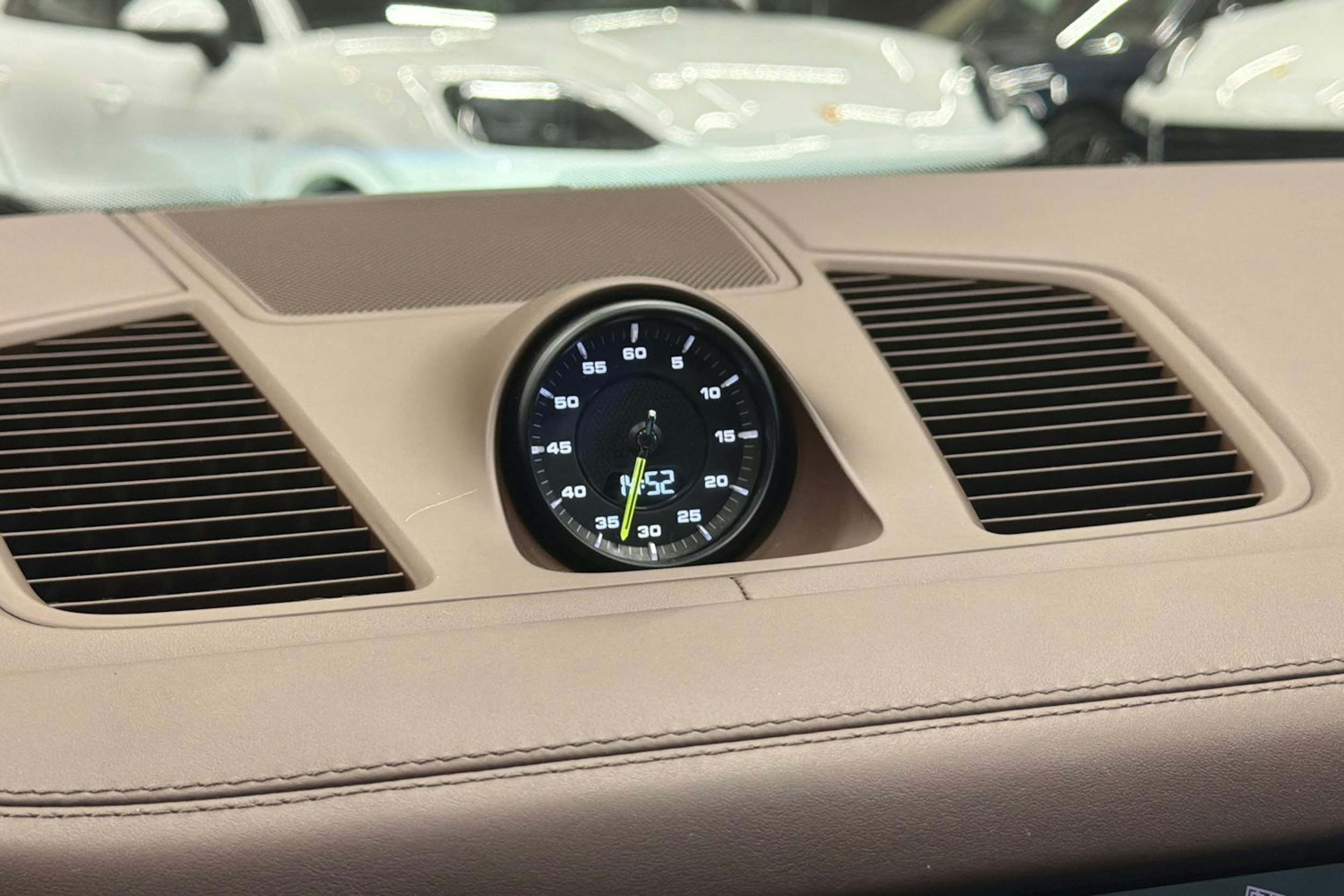 valkoinen Porsche Cayenne 2021 kuva 22.