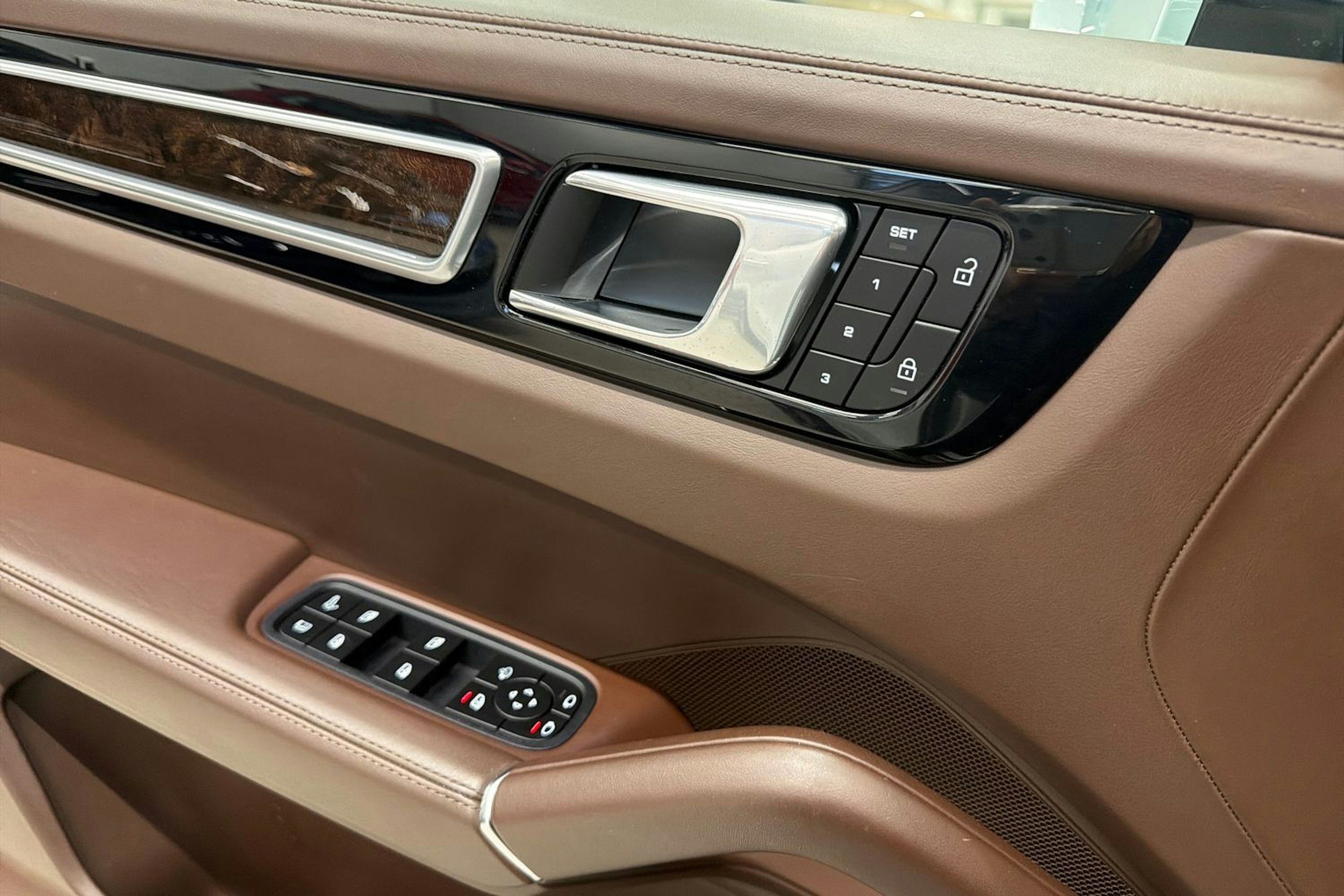 valkoinen Porsche Cayenne 2021 kuva 24.