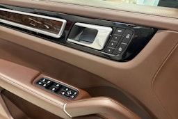 valkoinen Porsche Cayenne 2021 kuva 24.