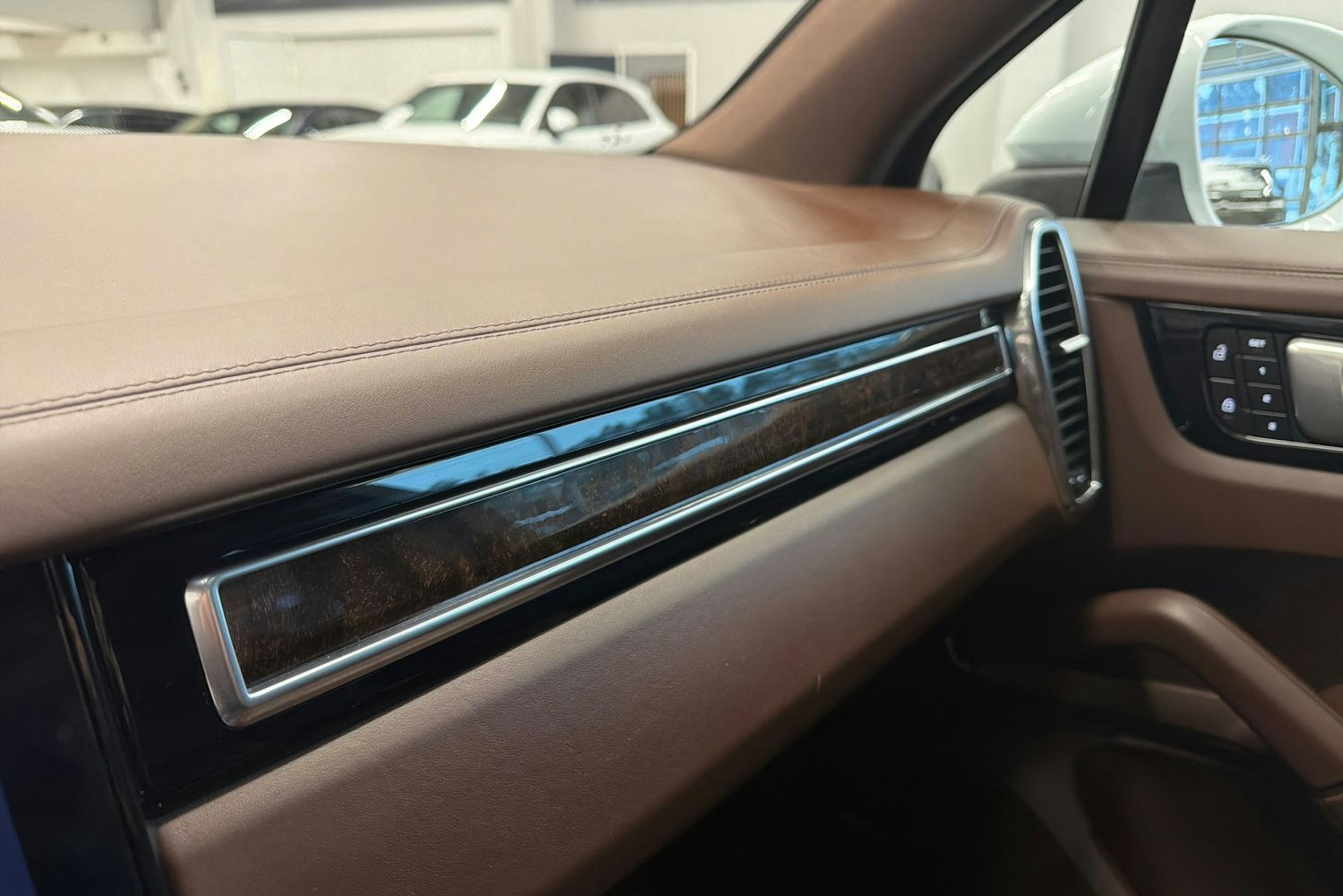 valkoinen Porsche Cayenne 2021 kuva 27.