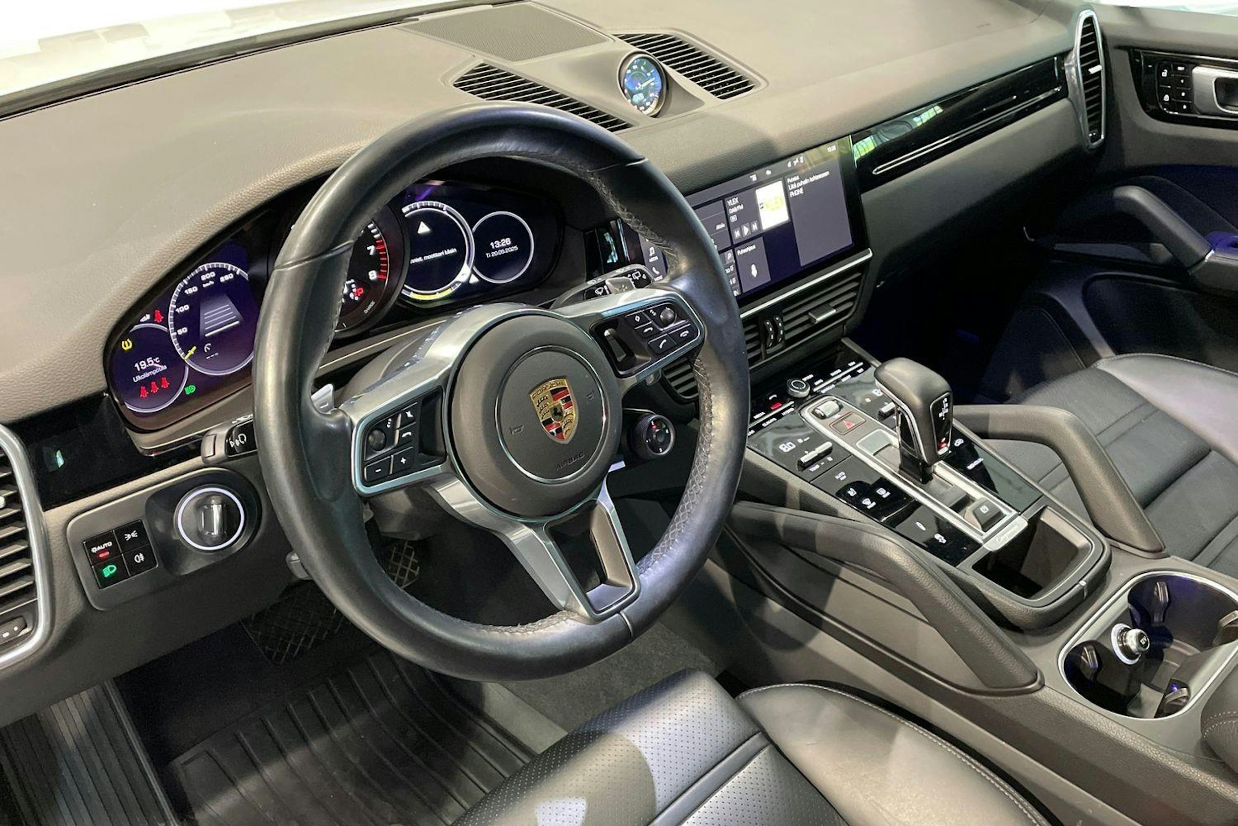 Valkoinen Porsche Cayenne 2021 kuva 6.