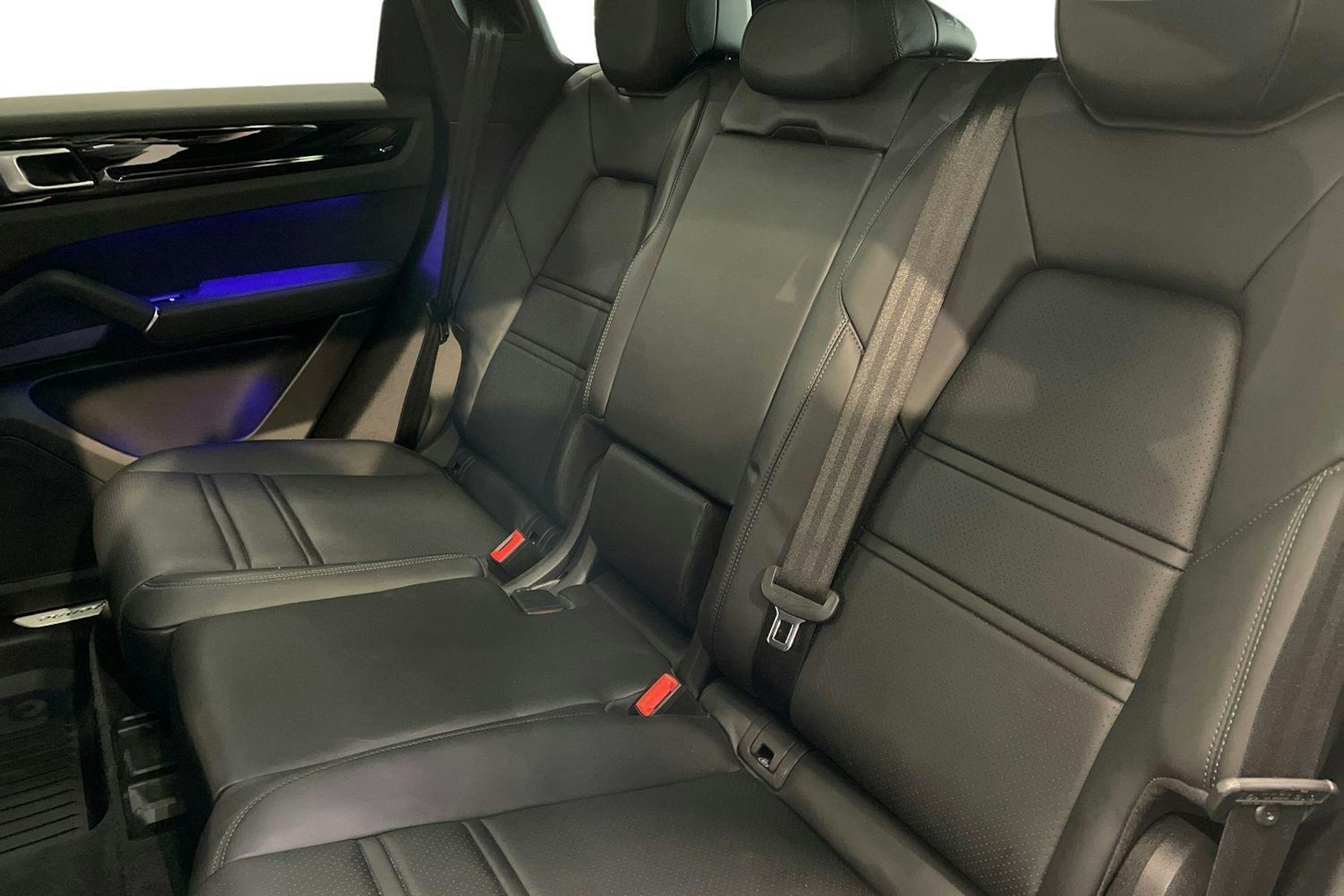 Valkoinen Porsche Cayenne 2021 kuva 8.
