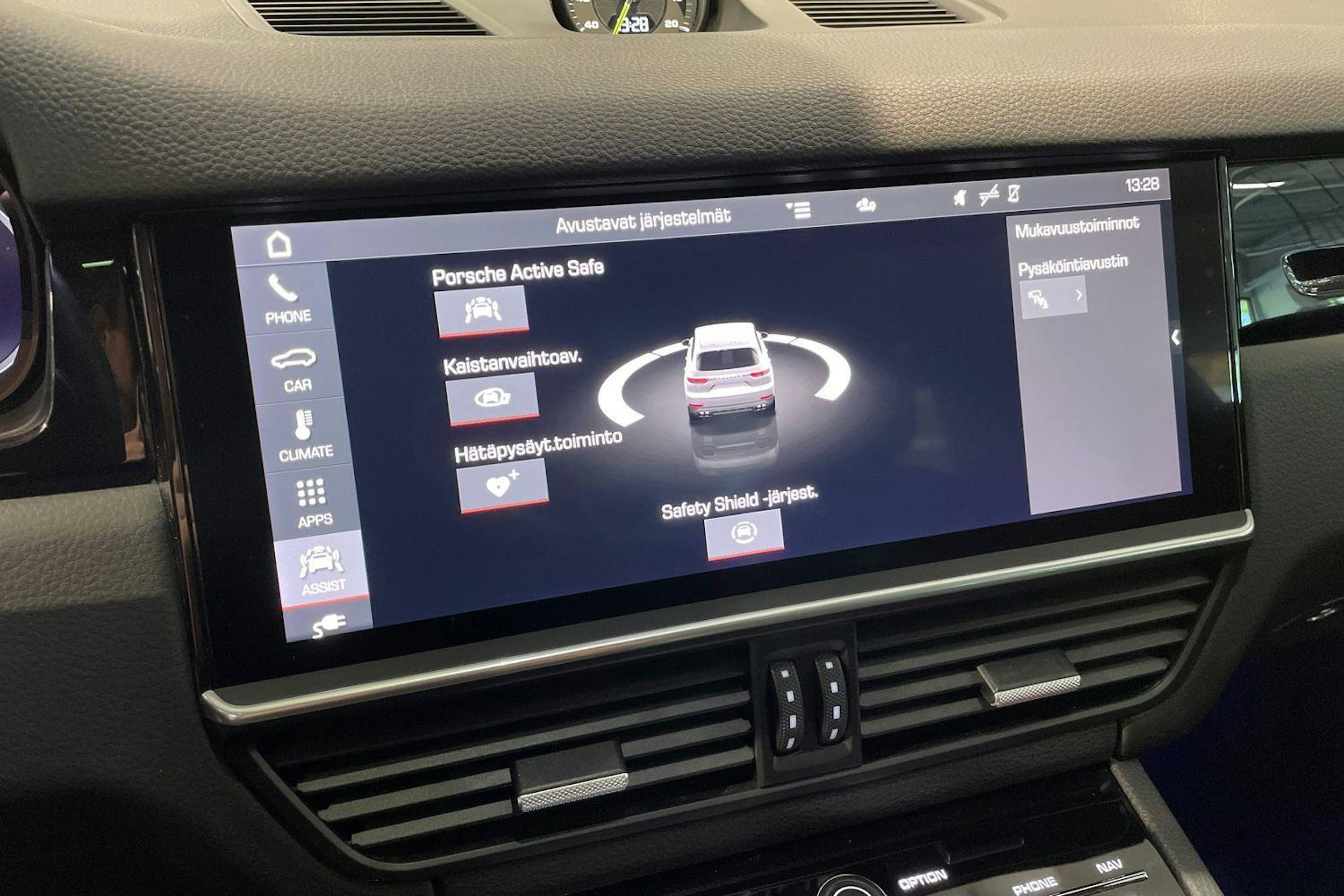 Valkoinen Porsche Cayenne 2021 kuva 13.