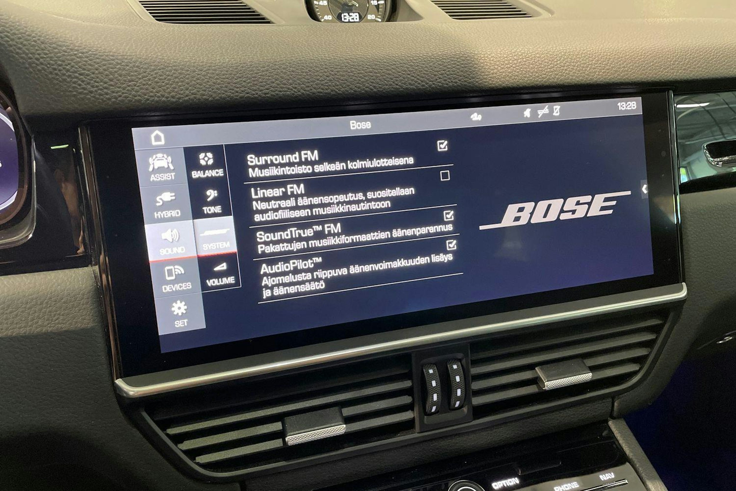 Valkoinen Porsche Cayenne 2021 kuva 14.