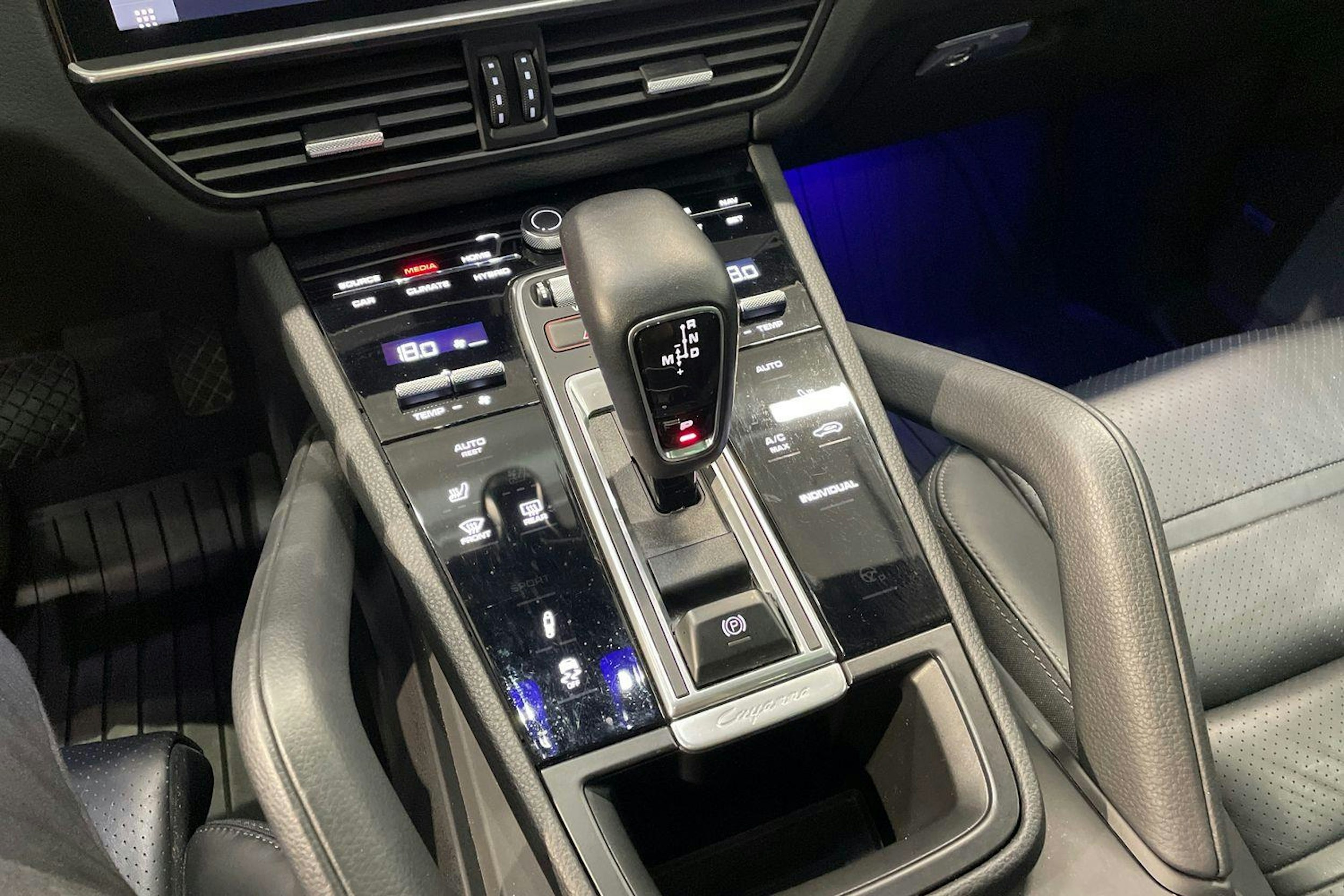 Valkoinen Porsche Cayenne 2021 kuva 15.