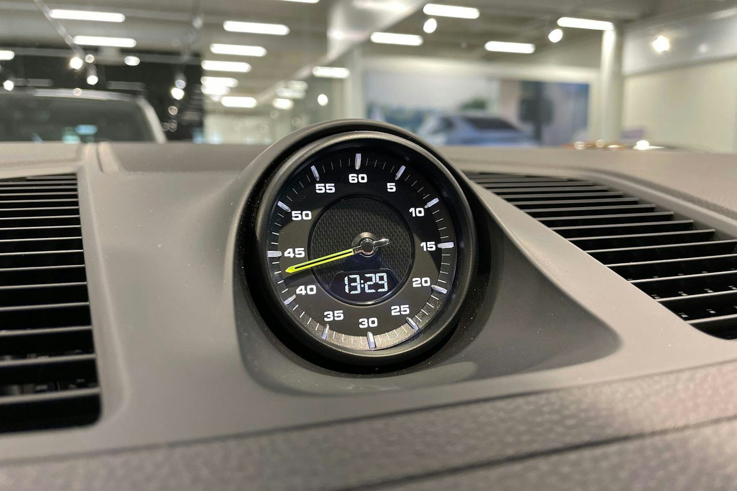 Valkoinen Porsche Cayenne 2021 kuva 16.