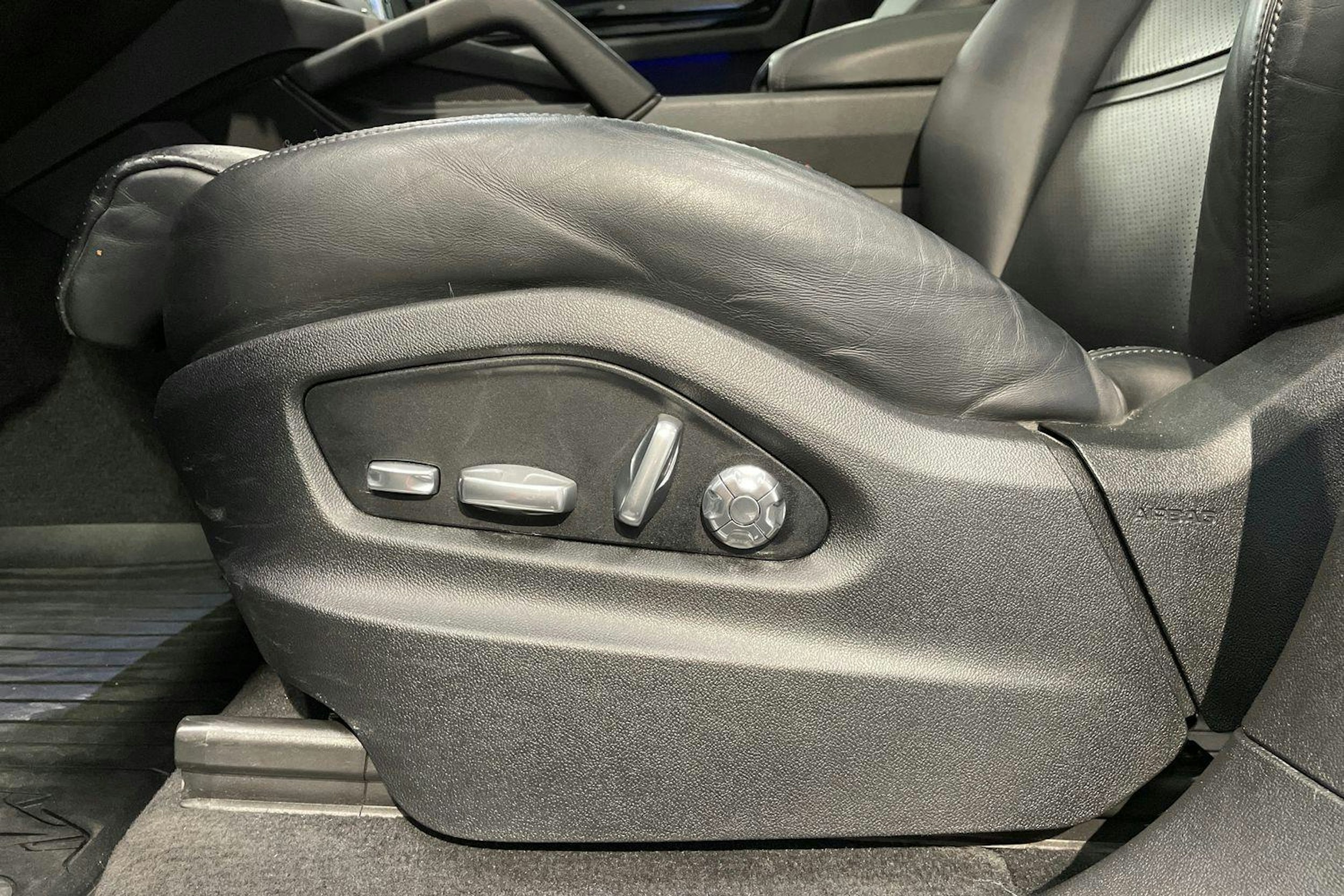 Valkoinen Porsche Cayenne 2021 kuva 19.