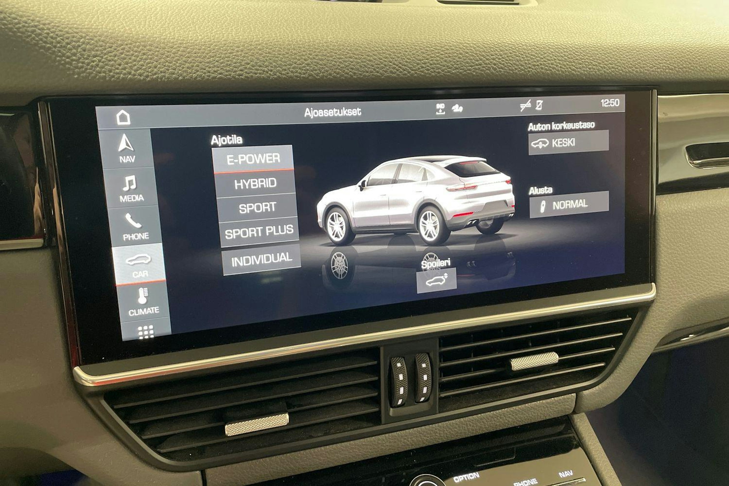 punainen Porsche Cayenne 2021 kuva 13.