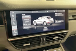 punainen Porsche Cayenne 2021 kuva 13.