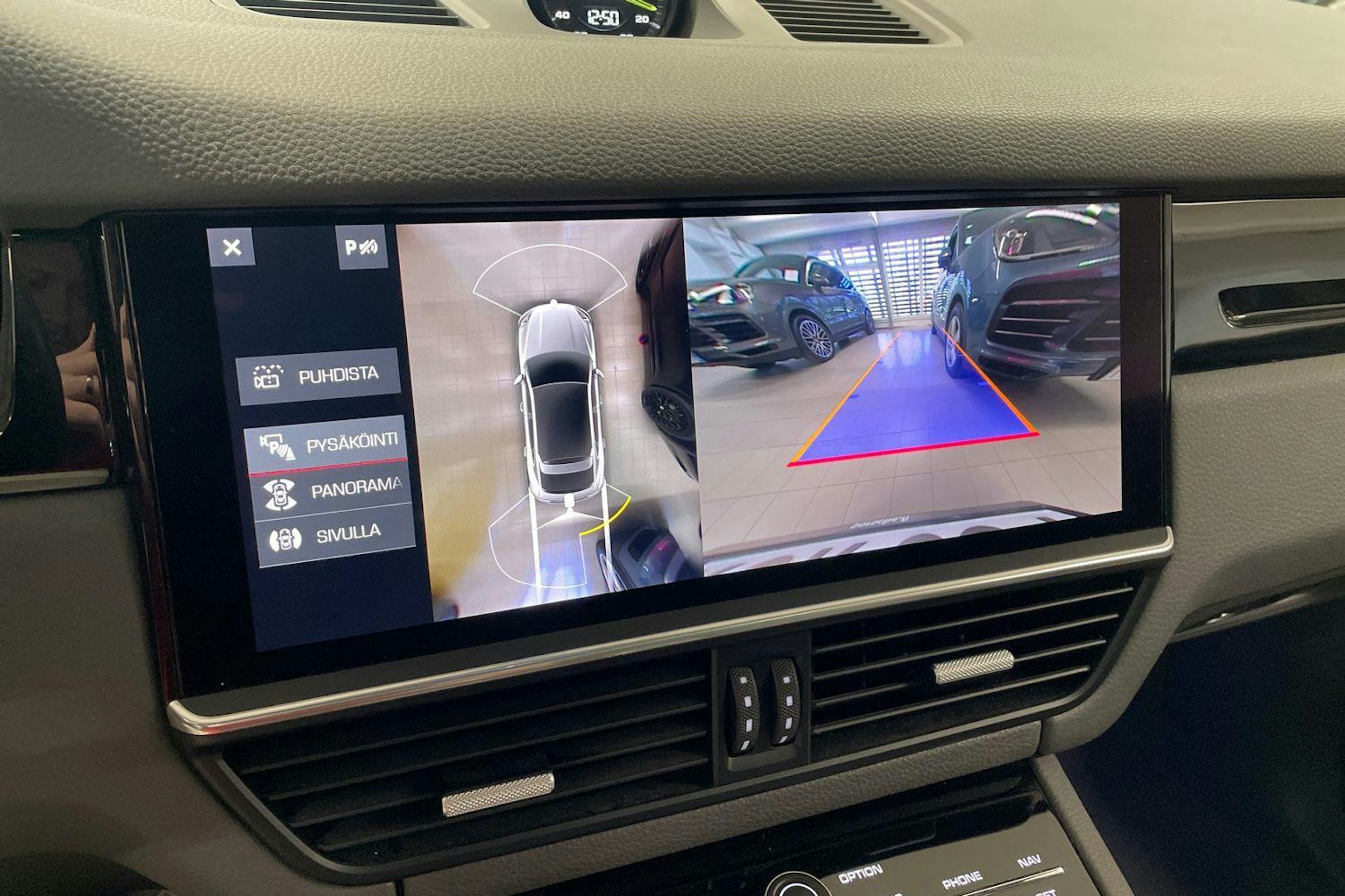 punainen Porsche Cayenne 2021 kuva 14.