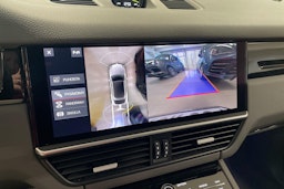 punainen Porsche Cayenne 2021 kuva 14.