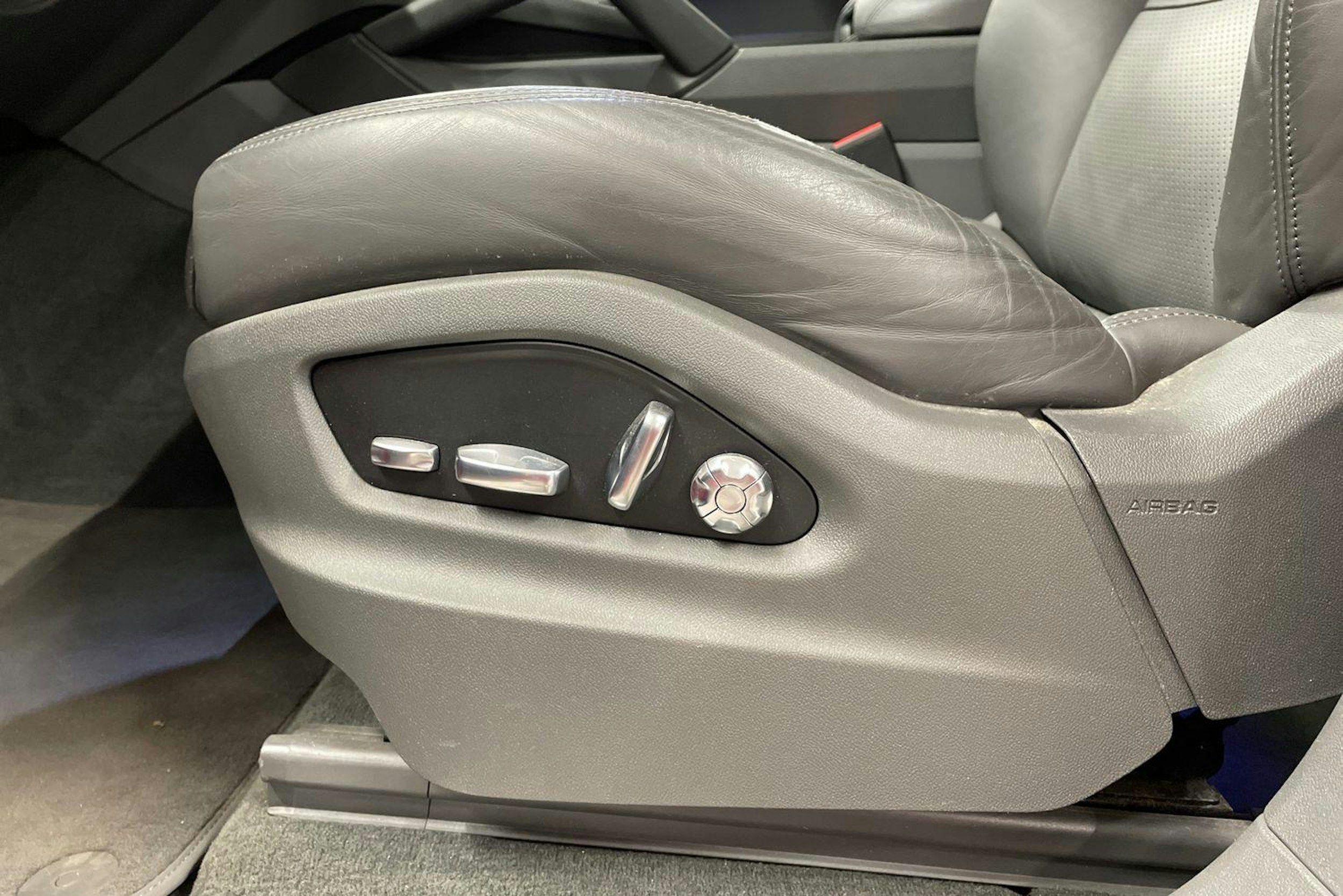 punainen Porsche Cayenne 2021 kuva 15.
