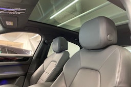 punainen Porsche Cayenne 2021 kuva 16.