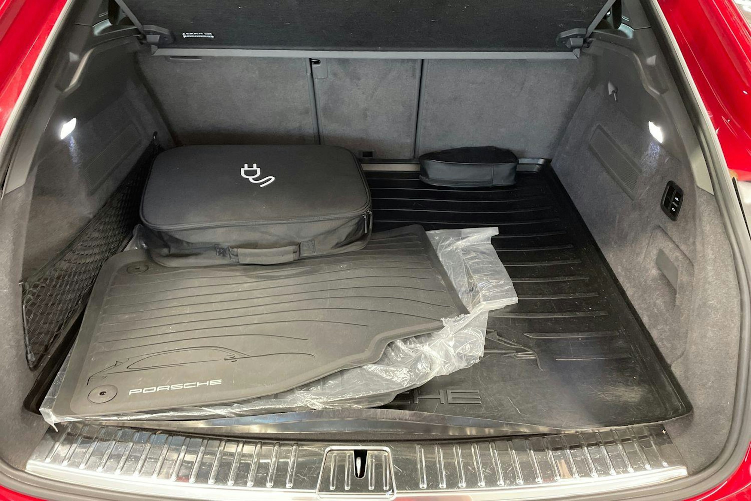 punainen Porsche Cayenne 2021 kuva 18.