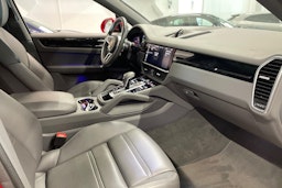 punainen Porsche Cayenne 2021 kuva 20.